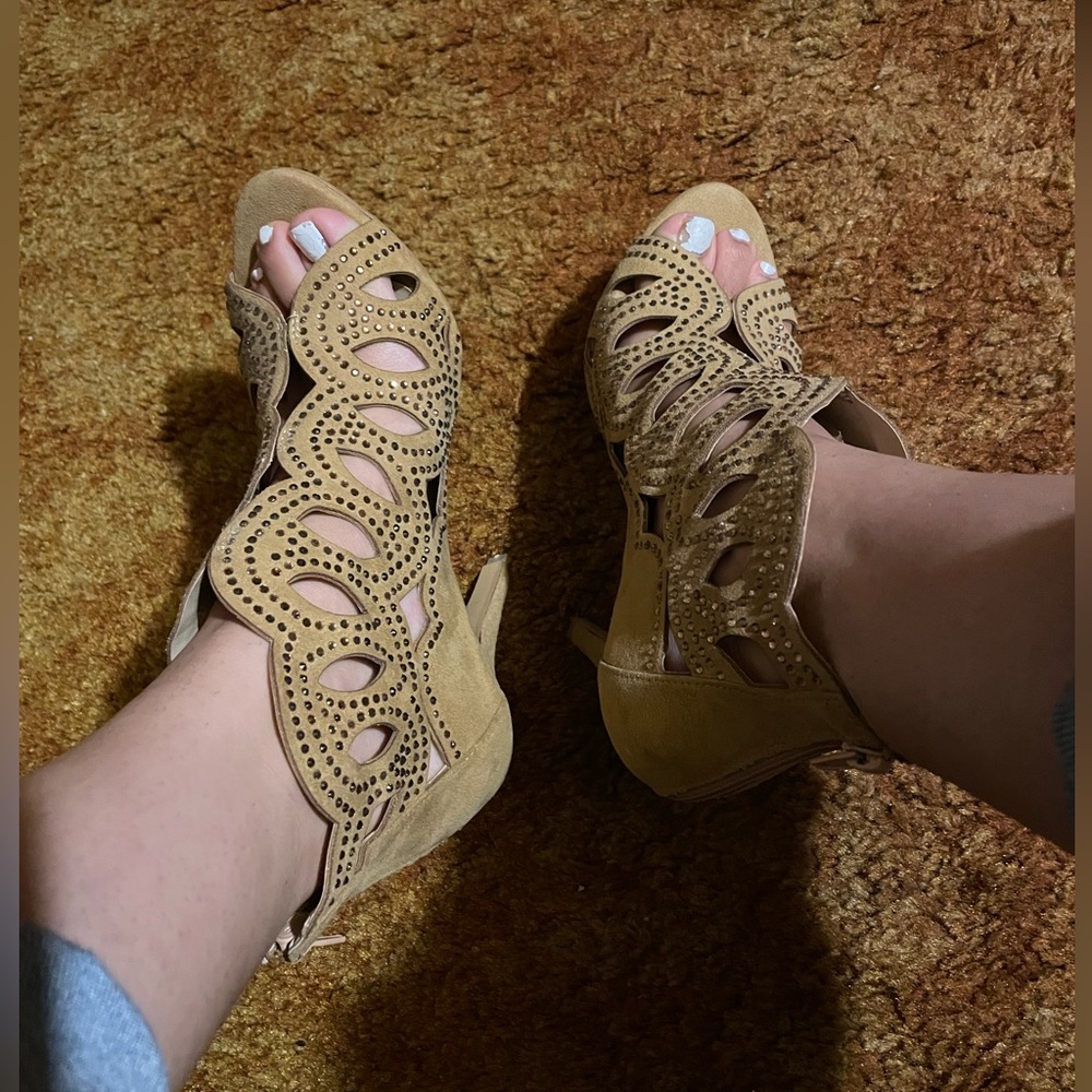 Heels - Picture 3 of 4